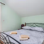 Three-bedroom In Holiday home Sutivan