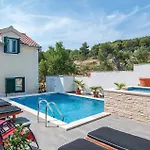 Three-bedroom In Sutivan